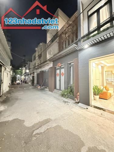 Bán nhà trần thị trọng( cống lở) 40m2 3 tầng -4 PN + 3 Wc hẻm 6m, full nội thất , nhà mới,