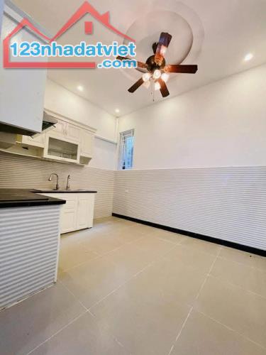 Bán nhà đẹp 46m2 3tầng mặt tiền 4.1m 8.95 tỷ phố Lạc Long Quân Tây Hồ - 1