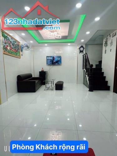 Bán gấp nhà 4PN, 3WC, 3 tầng .DTSD 109.6m2. Nguyễn Văn Luông, Q6, giá 4,88 tỷ - 2
