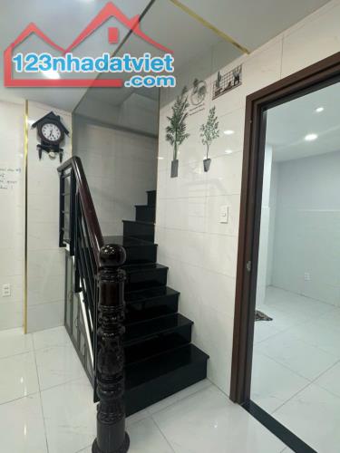 Bán gấp nhà 4PN, 3WC, 3 tầng .DTSD 109.6m2. Nguyễn Văn Luông, Q6, giá 4,88 tỷ - 4