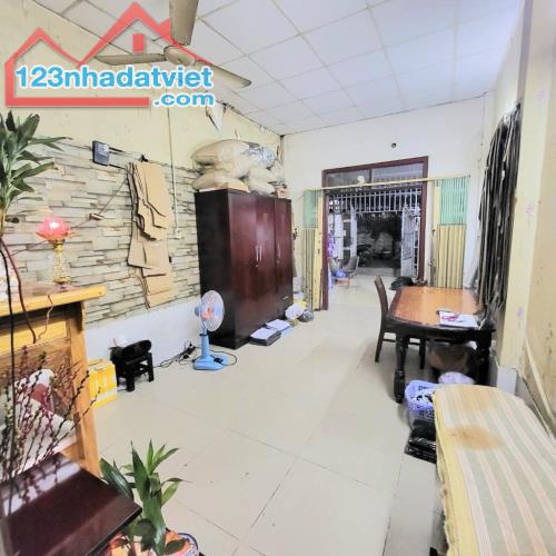 - BAN GAP!, Mat tien duong 31, Khu vuc xay cao tang, 81m2. Kich thuoc 4x17.5m no hau