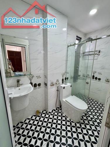 CHO THUÊ NHÀ 1 TRỆT 1 LỬNG 3 LẦU 104M2, 5PN, CÓ THANG MÁY+NỘI THẤT LÔ GÓC PHAN HUY ÍCH - 5