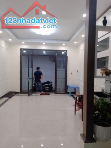 Nhà Đẹp Chủ Tự Xây - Ngỗ Ô Tô - Gara - Định Công - DT 35m - 5 Tầng - Mặt Tiền 4.2m - Gía - 2