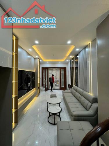 Nhà đẹp Nguyễn Chính Hoàng Mai – 35m2 5 tầng – nhà mới cứng – lô góc nở hậu, nhỉnh 7 tỷ.