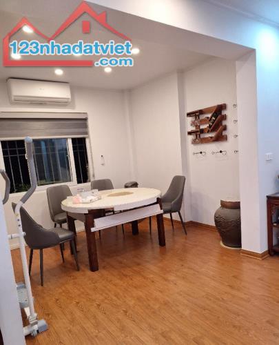 Bán Nhà Tập Thể phố Đội Cấn - Ô Tô Đỗ Cổng DT 110m MT 6m Giá 5,6 tỷ - 1