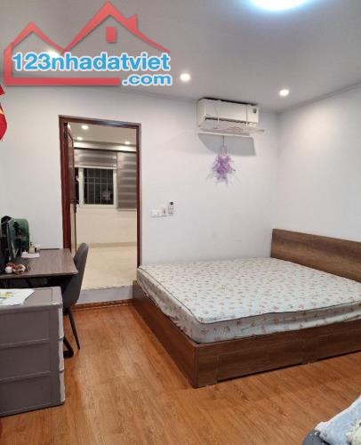 Bán Nhà Tập Thể phố Đội Cấn - Ô Tô Đỗ Cổng DT 110m MT 6m Giá 5,6 tỷ - 2