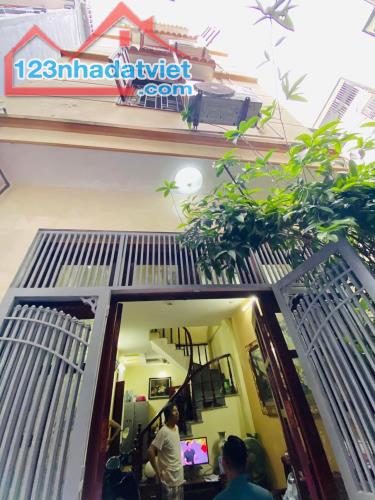 Độc nhất Thịnh Quang, Đống Đa. 55m2 sát phố, 4 tầng đẹp, 6.4 tỷ - Kinh doanh đỉnh!