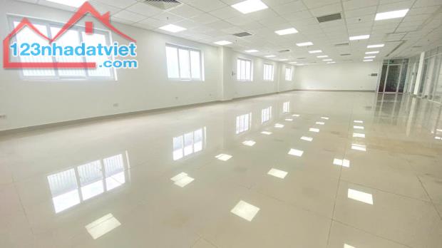 Chính chủ trực tiếp cho thuê văn phòng 250m2 giá tốt mặt tiền đường Nguyễn Xí, Bình Thạnh