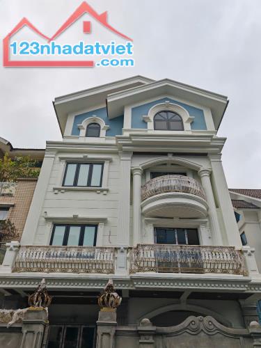 Bán biệt thự  Phạm Văn Đồng, 200m2, mt 12m, kinh doanh, nhỉnh 50tỷ.