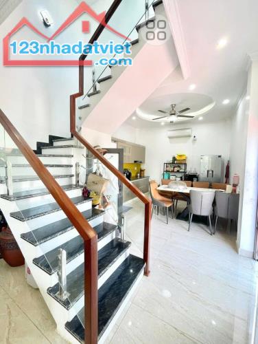 Bán nhà 3 tầng Trung Hành, Hải An.38m2.Ngõ rộng.Sân cổng riêng.Full nội thất.Chỉ 2,35 tỷ - 4