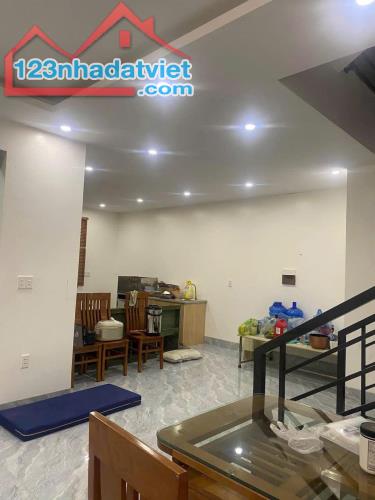 Bán Nhà 2 Tầng 1 Tum Ngõ 16 Cao Xanh,DT:71.4m2,MT:7.6m Giá Rẻ !!! - 1