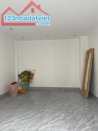 Bán Nhà 2 Tầng 1 Tum Ngõ 16 Cao Xanh,DT:71.4m2,MT:7.6m Giá Rẻ !!! - 2