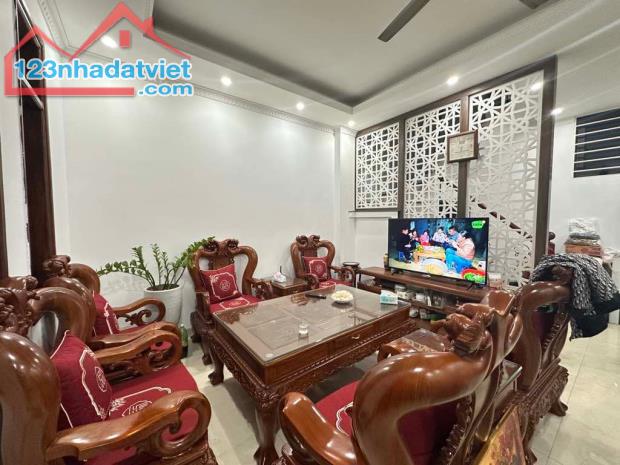 BÁN Nhà Lạc Long Quân, gần ô tô, gần chợ 38m2, 5 tầng, 8,5 tỷ