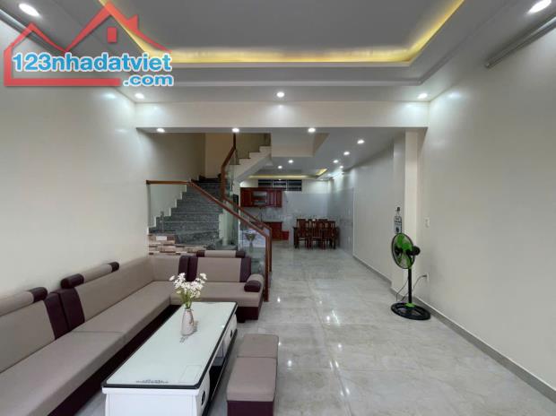 Cho thuê nhà Văn Cao, DT: 60m2, 5 phòng ngủ full đồ.