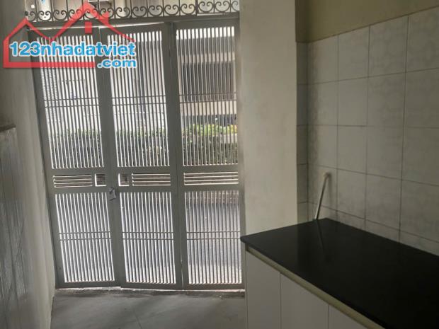 Cho thuê nhà mới mặt phố Hoàng Ngân 3 tầng 125m2 có sân để ô tô gần ngã tư kinh doanh tốt - 3