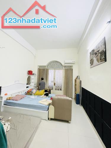 + Mặt tiền siêu hiếm Calmette, Nguyễn Thái Bình-Q1, 76m2 - 3 lầu ( 4 * 19) . Giá 46 tỉ. TL - 5
