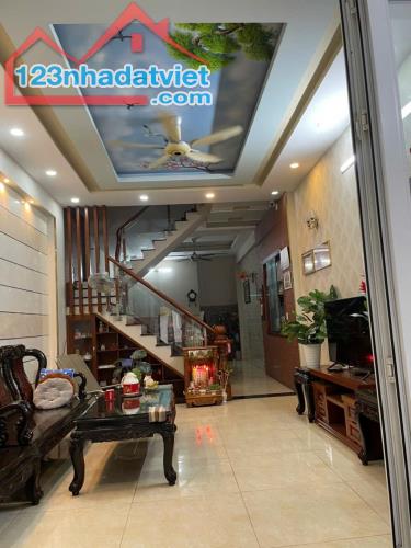 Nhà đẹp 4 tầng, Lã Xuân Oai, TNP A, 72m2, 5PN, HXH vào nhà, nhỉnh 5 tỷ