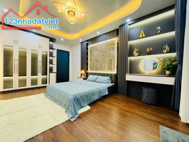 BÁN NHÀ HOÀNG VĂN THÁI, HƠN 50M2 GIÁ TỐT, Ô TÔ ĐỖ CỬA, THANG MÁY - 2