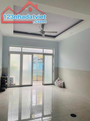 (B2003) HẺM XE HƠI - DT 64M2. - Kết cấu trệt 2 Lầu BTCT. - 3 phòng ngủ, 4wc. - Diện tích