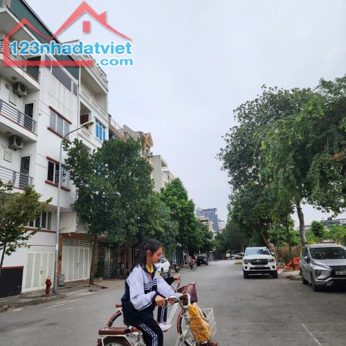 Bán nhà LK Khu đấu Giá mậu Lương 60m*5T gara ô tô kinh doanh tố. Lh 0975100988.