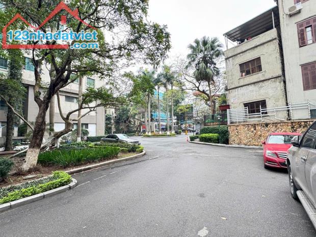 Biệt thự nhỏ 135m Hoàng Hoa Thám Ba Đình gần Tây Hồ qua Hồ Tây vi vu sân rộng đỗ vài oto v