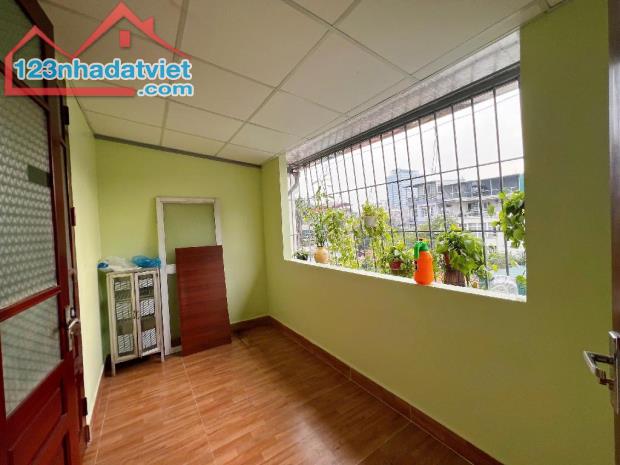 CÁCH Ô TÔ ĐỖ 3.8 M - SÁT PHỐ - ĐẸP MỚI Ở LUÔN - NỞ HẬU - NHÀ DÂN XÂY - 1