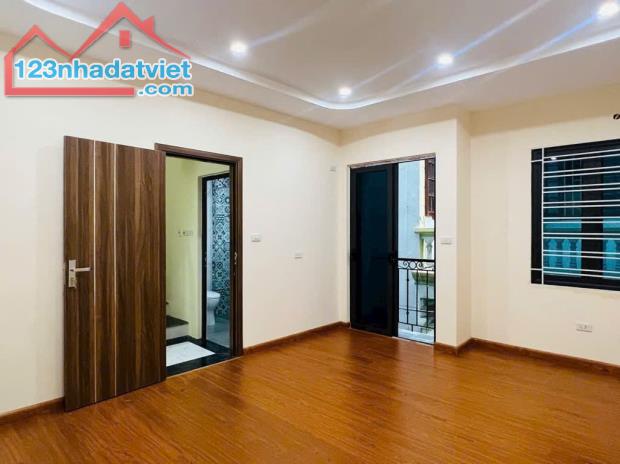 BÁN NHÀ PHỐ BÁT KHỐI LONG BIÊN - Ô TÔ ĐỖ CỔNG 10M RA Ô TÔ TRÁNH - KHÔNG GIAN CỰC THOÁNG - 1