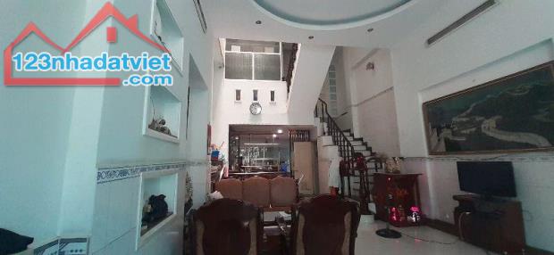 Bán biệt thự Quận 2 - 6 phòng ngủ - Đường ô tô tránh nhau