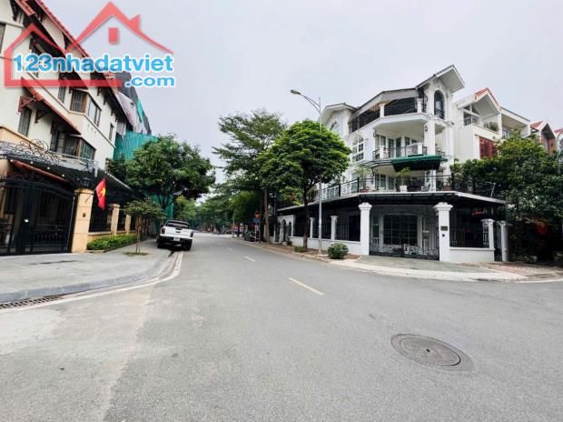 Bán biệt thự kiền kề Việt Hưng Long Biên