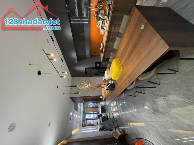 Nhà MT đường 8m, 3 tầng, Lê Văn Thịnh, khu phân lô,100m2, ngang 5m, 10,5ty - 2