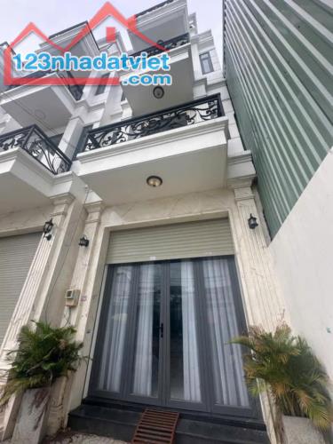 CẦN BÁN GẤP NHÀ 1 TRỆT 1 LẦU 2PN, 2TOILET,BAN CÔNG,GIÁ 2TY30 CÒN TL.