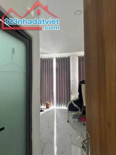 CẦN BÁN GẤP NHÀ 1 TRỆT 1 LẦU 2PN, 2TOILET,BAN CÔNG,GIÁ 2TY30 CÒN TL. - 3