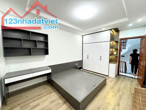 Bán nhà Hoàng Mai Ngõ thông kinh doanh tốt oto qua nhà, 40m2 giá nhỉnh 6 - 4