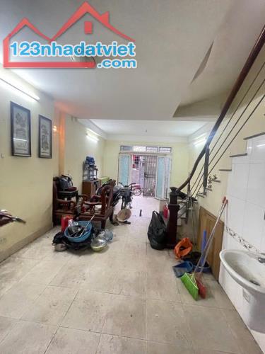 Nhà Ba Đình 65m2 x 5 tầng - Cách ô tô dừng đỗ 10M - Ô chờ thang máy.