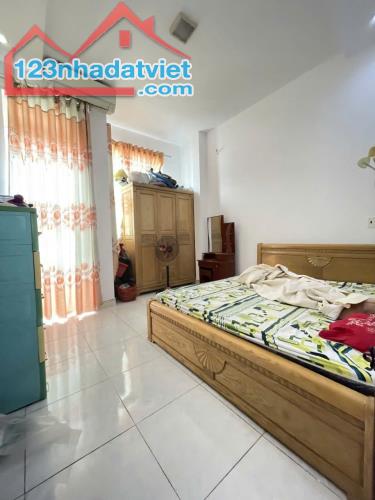 Gấp Bán nhà ngay chợ Bình Thành hẻm 7m xe hơi vào nhà 70m2,2Tầng Nhỉnh 3tỷ  

  
Gấp - 2