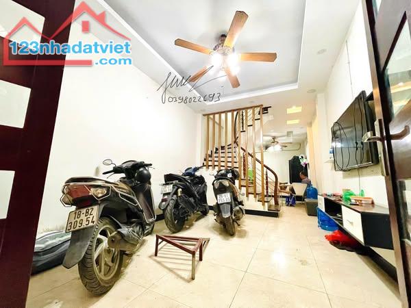 Cho thuê nhà nguyên căn Hoàng Hoa Thám | 40m² | 5 tầng | 4PN | 12 triệu/tháng - 1