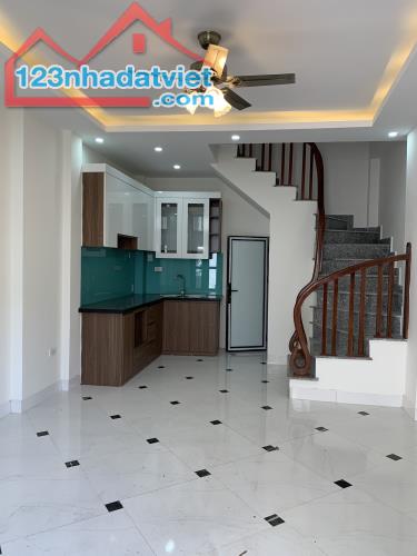Bán nhà Chiến Thắng-La Khê 30/33m2 4 tầng ô tô đỗ cách 20m giá 5,6 tỷ có thương lượng .