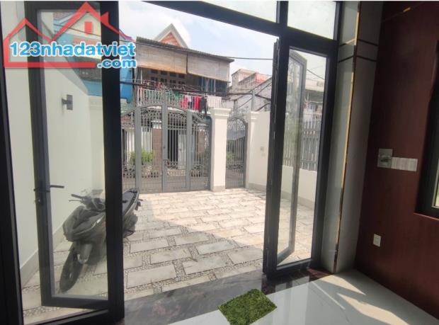 Bán nhà 5 tầng - Căn góc- ngay chợ Hiệp Bình ( Ngang 6m Dài 19,5m )