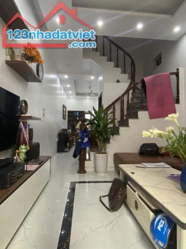 Bán nhà hàng xóm FiveStar Khương Đình, 50m2, 5 ngủ, sát ô tô tránh, hơn 8 tỷ