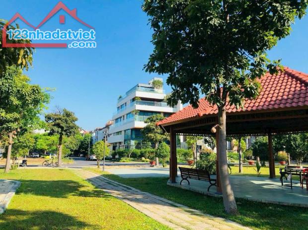 Bán Nhà Đối diện Công Viên , khu Compoud Trần Não , Phường An Khánh , Q2. Gía 43 tỷ - 2