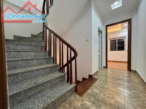 Bán nhà khu Lê Trọng Tấn, Thanh Xuân. 42m2, 5T ô tô đỗ cửa, 10m ra mặt phố ô tô tránh - 1