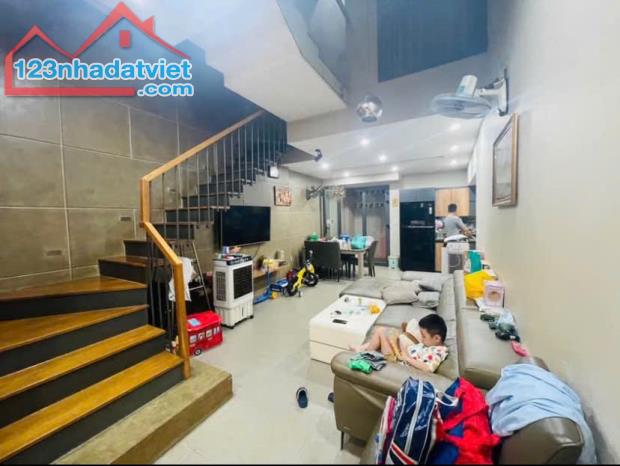 Nhà đẹp 4 tầng Nguyễn Chí Thanh - Quận 5 - Rộng 5.2m dài 15m - Nhà gần mặt tiền, sân trước