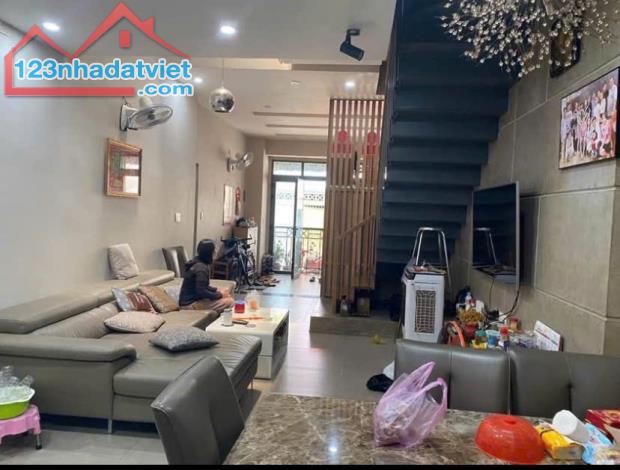Nhà đẹp 4 tầng Nguyễn Chí Thanh - Quận 5 - Rộng 5.2m dài 15m - Nhà gần mặt tiền, sân trước - 1