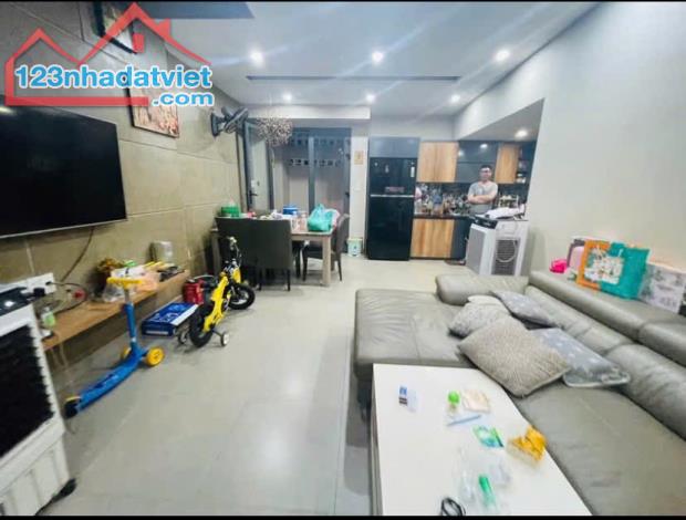 Nhà đẹp 4 tầng Nguyễn Chí Thanh - Quận 5 - Rộng 5.2m dài 15m - Nhà gần mặt tiền, sân trước - 2