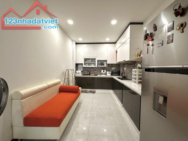 QUẬN 1 - VÕ THỊ SÁU - HXH - DTSD:150M2 - 3 TẦNG, 3PN, ĐỦ CÔNG NĂNG - CHỈ: 8,9 TỶ - 2