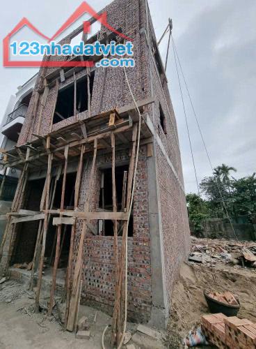 Bán nhà 3 tầng độc lập  đang hoàn thiện tại Quỳnh Cư , Hùng Vương , Hồng Bàng . Căn góc