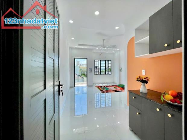 Bán nhà mặt phố Đỗ Xuân Hợp, P. Phước Long B, Q.9, 70m², 8.4 tỷ, 4 tầng, 7PN, 7WC.