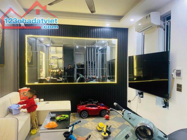 Bán nhà Bùi Xương Trạch ngõ thông gần phố trước nhà thoáng nhà đẹp nội thất nhập  39m giá