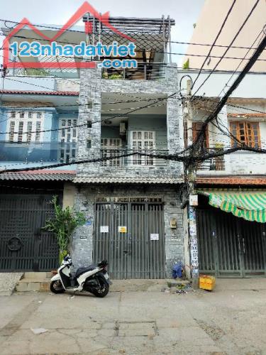 Bán nhà Bình Tân, giáp Tân Phú, 4x17, 3 tầng, hẻm 8m, 5.X Tỷ.