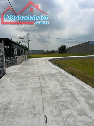 BÁN LÔ ĐẤT NGAY XÃ HOÀ KHÁNH TÂY ĐỨC HOÀ LONG AN, DT 250M2 FULL THỔ, GIÁ 980TR CC NGAY